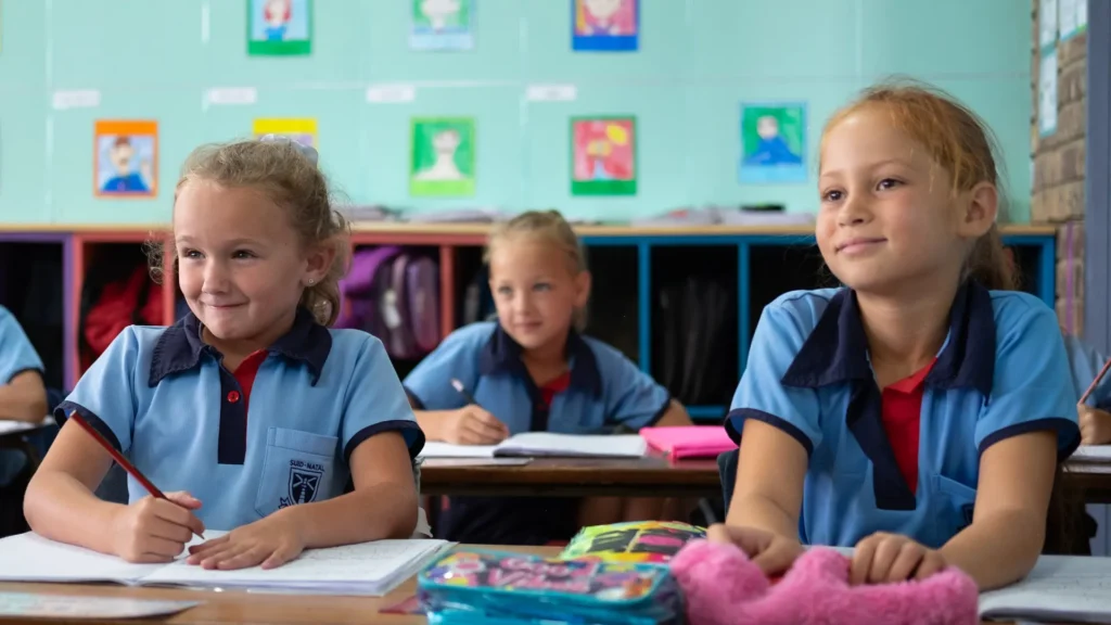 Kinders besig om te leer by Suid-Natal Primere Skool