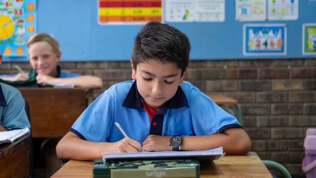 Suidies seun hard aan die leer